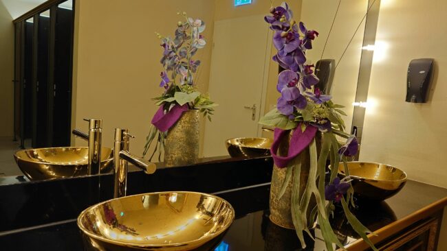 Glamour bis ins kleinste Detail, vergoldete Waschbecken im Erfrischungsraum.