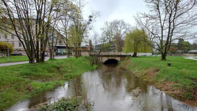 Unter der Brücke der Holzhofgasse ist noch Platz.