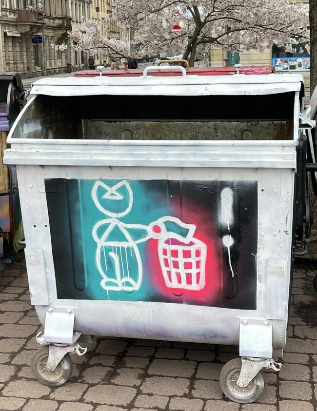 Die großen Müllcontainer wurden wieder von Neustädter Schüler*innen gestaltet. Foto: Florian Varga