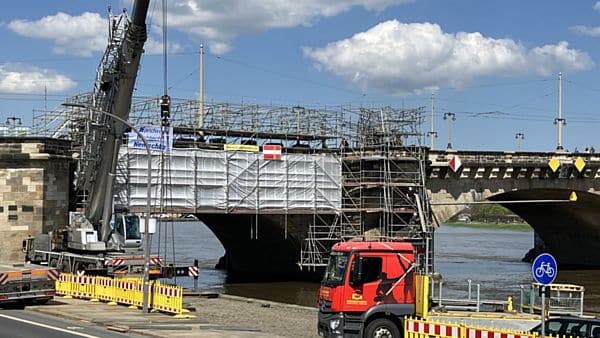 Ein Teil der Augustusbrücke ist wieder eingerüstet.