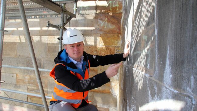 Hentschke-Bau-Projektleiter Daniel Windisch: "Die nummerierten Sandsteine sind beschädigt und müssen erneuert werden."