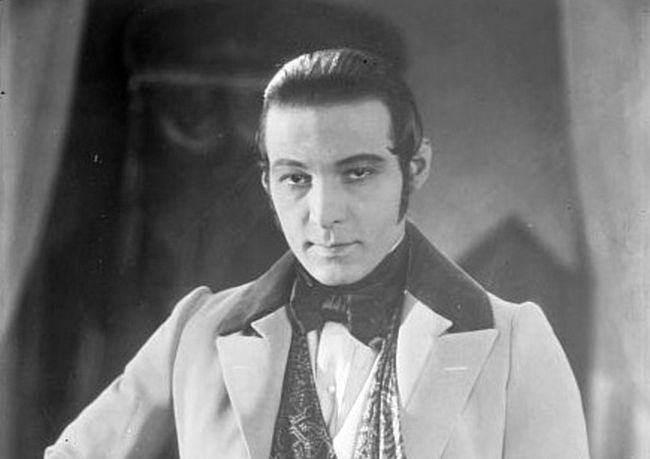 Die Haare wurden wieder länger, wie hier der Schauspieler Rudolph Valentino zeigt.