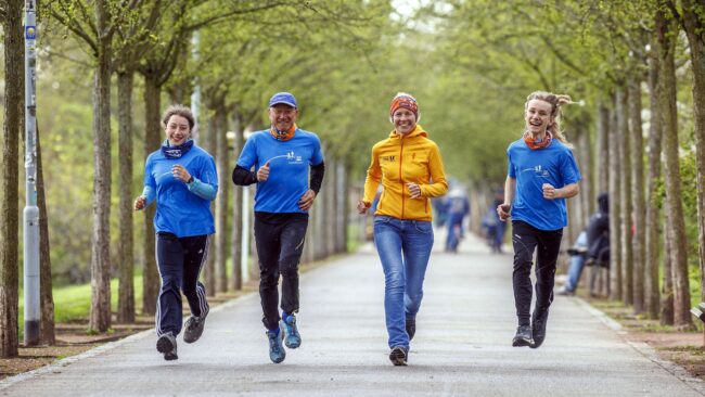 Drei Schulzen trainieren schon mal für den Lauf: (v.l.): Julia (15), Frank Schulz (64), Tina Henker (35) und Joschka (13).  Foto: PR/Eric Münch