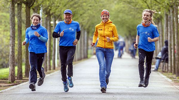 Drei Schulzen trainieren schon mal für den Lauf: (v.l.): Julia (15), Frank Schulz (64), Tina Henker (35) und Joschka (13). Foto: PR/Eric Münch