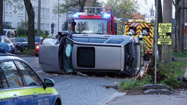 Feuerwehr und Polizei sicherten die Unfallstelle.