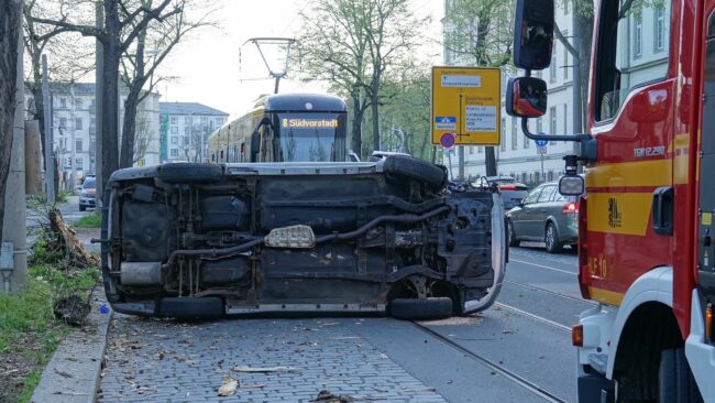 Das Fahrzeug behinderte  für eine knappe Stunde den Verkehr auf der Königsbrücker.