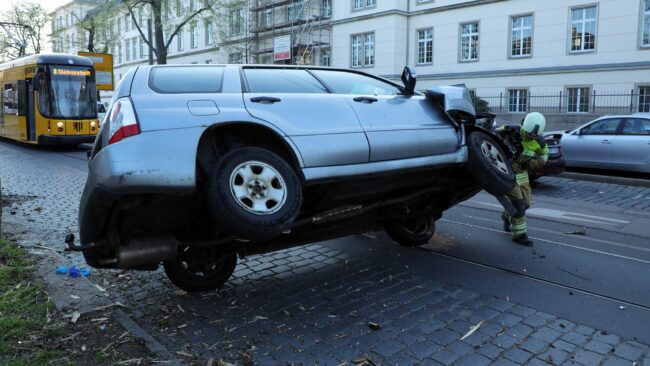 Die Feuerwehrleute stellten den demolierten Wagen wieder auf die Räder. Anschließend wurde er abgeschleppt.