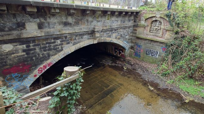 Die alte Natursteinbrücke wird komplett abgerissen und durch eine Betonbrücke ersetzt.