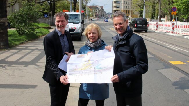Berger (Verkehrsministerium), Prüfer (Straßenbauamt) und Hemmersbach (Verkehrsbetriebe) stellten die Baupläne vor.