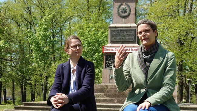 Kulturbürgermeisterin Annekatrin Klepsch (Linke) und Künstlerin Svea Duwe.