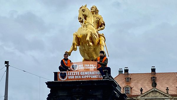 Mitglieder der Letzten Generation auf dem Standbild "Goldener Reiter". Foto: Letzte Generation