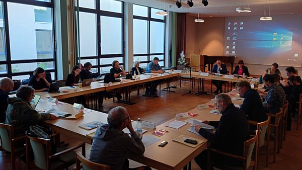 Stadtbezirksbeiräte bei der Sitzung im Saal der Diakonissenanstalt.