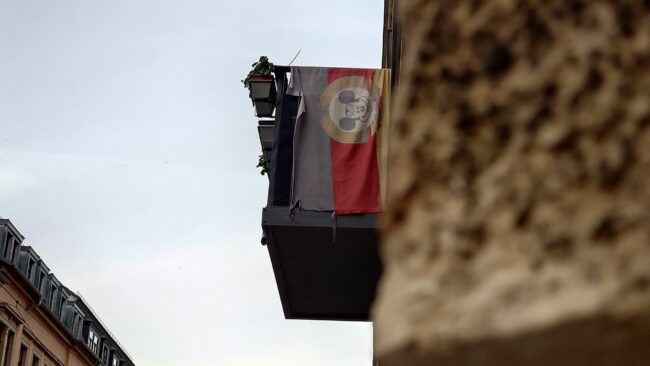 Ausgeblichen und zerfranst. Die Republikfahne auf der Talstraße - ein Sinnbild für den Zustand der Mikronation?