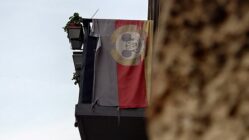 Ausgeblichen und zerfranst. Die Republikfahne auf der Talstraße - ein Sinnbild für den Zustand der Mikronation?