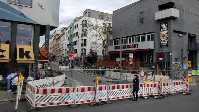 Der Weg in die Alaunstraße, von ortsunkundigen Autofahrenden regelmäßig genutzt, ist nun versperrt.