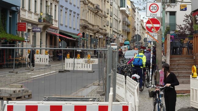 Auf dem Fußweg vor dem "Burgerheart" wirds eng. 