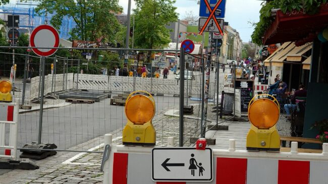 Noch kann man auch auf der Westseite an der Baustelle vorbei. Laut Schild sollte man es aber nicht.