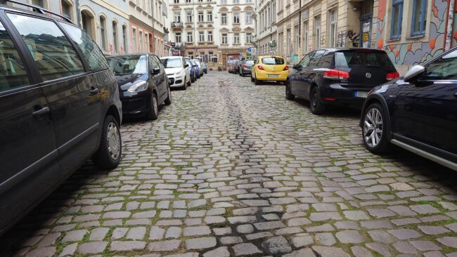 Vorsicht beim Überfahren der Jordanstraße. Der schwarze Streifen ist eine eingetrocknete Ölspur.