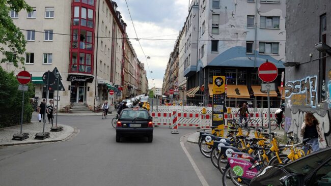 Einfahrt verboten! Gilt eigentlich auch für französische Kleinstwagen.