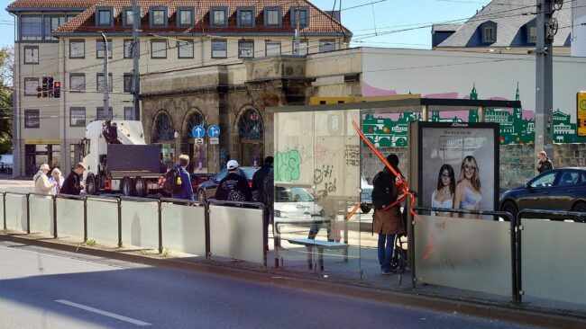 Beschädigte Haltestelle an der Antonstraße