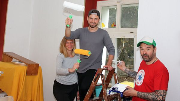 JB Nutsch hat vom "Round Table" und dem "Ladies' Circle" Unterstützung beim Streichen bekommen.