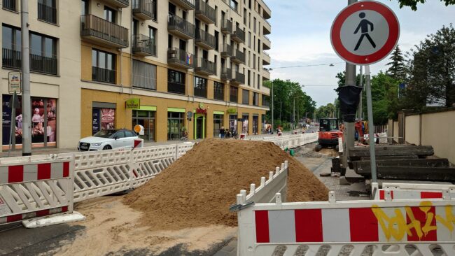 Auf der Bautzner Straße schreiten die Arbeiten voran, die Oberleitungen und ein Teil der Gleise sind bereits demontiert.