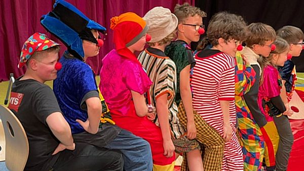 Die Clowns-Garde der 15. Grundschule - Foto: S. Krause