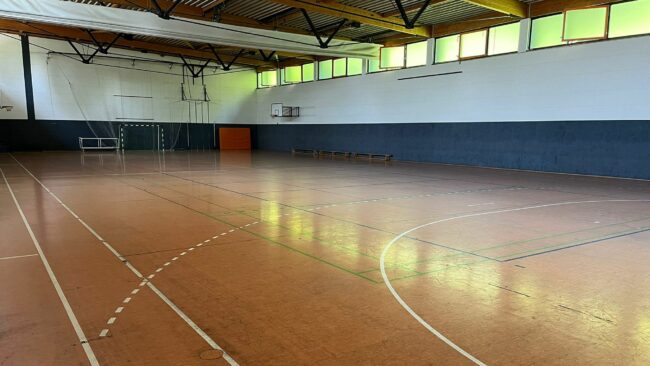 In dieser Fußballhalle kann ab sofort freitags immer gebäbbelt werden. Foto: SC Borea