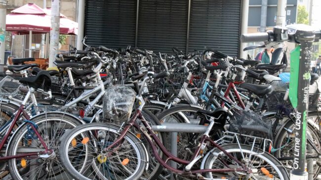 Die Fahrradständer am Bahnhof Neustadt sind gut gefüllt.