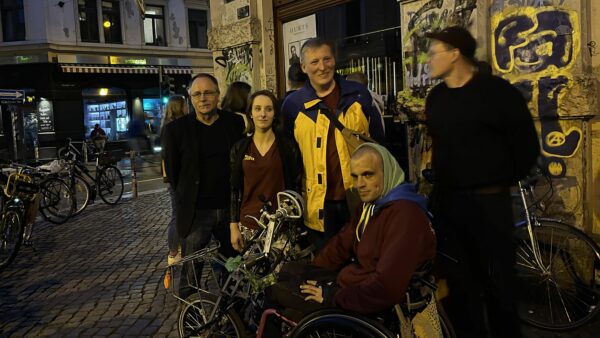 Ein Teil des Nacht(sch)lichter-Teams mit Stadtbezirksamtsleiter André Barth (links) an der Schiefen Ecke.