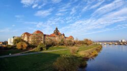 Offenes Regierungsviertel am Sonntag rund um den Carolaplatz Öffnet am Sonntag: die sächsische Staatskanzlei. Foto: Archiv Anton Launer