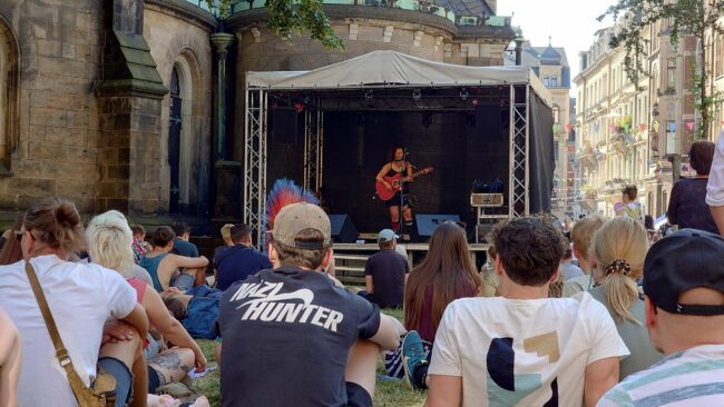 Gitarrensound auf der kleinen Bühne.