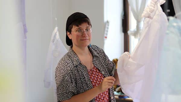 Anno Melzer bei den letzten Vorbereitungen ihrer Diplom-Ausstellung "Textile Erinnerungen"