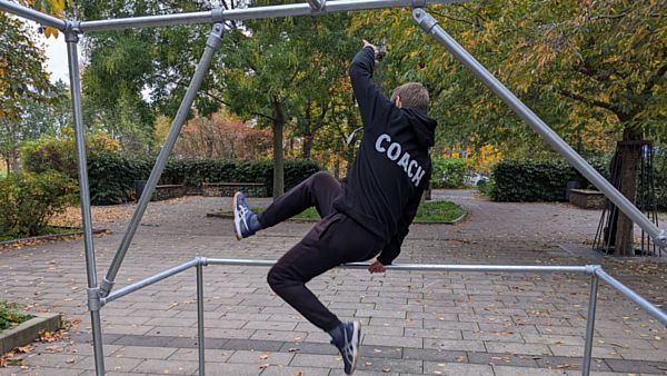 Beim Training geht es über Stock, Stein und Gerüste. Foto: PR/Parkourone.