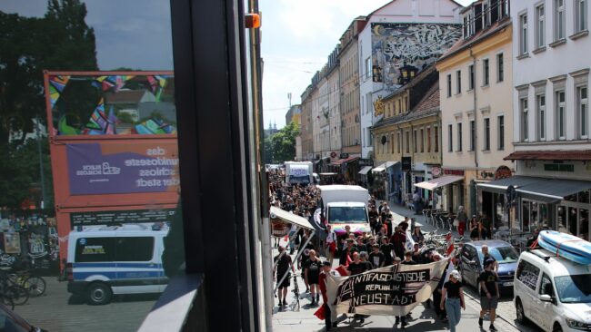Die antifaschistische Tanzdemo zog mehr als sieben Stunden durch die Neustadt.