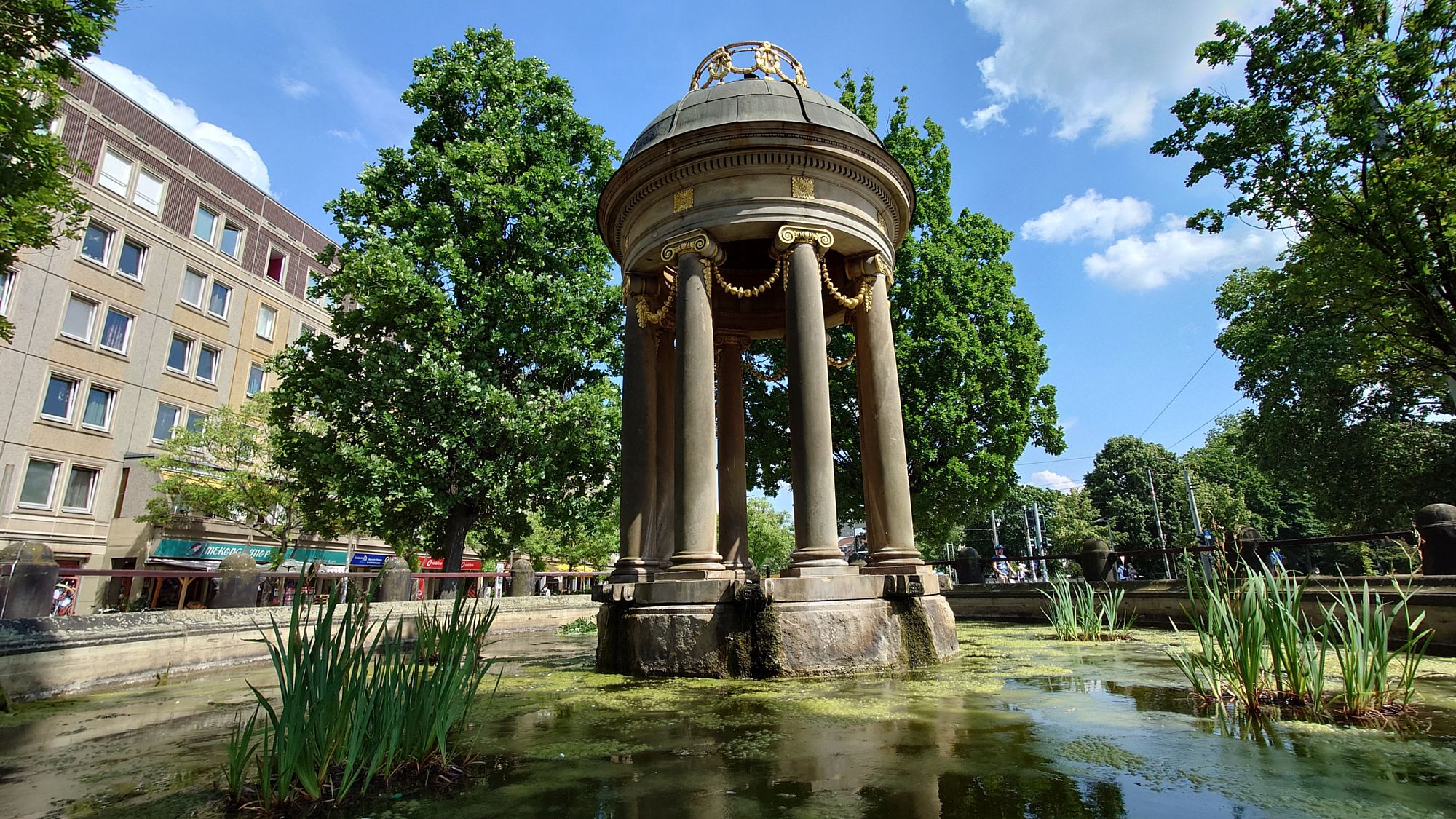 Markantes Brunnenhäuschen am Albertplatz