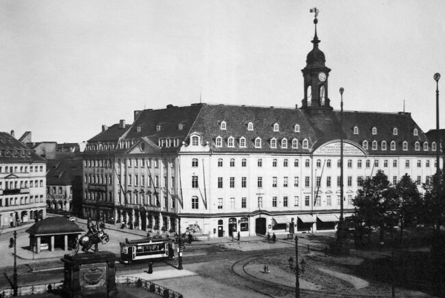 Das Neustädter Rathaus um die Jahrhundertwende.