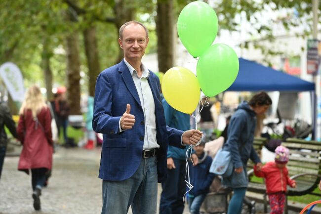 René Arndt, Vorsitzender des Handels- und Kulturvereins Hauptstraße e. V., freut sich auf das beliebte Kinderfest auf der Hauptstraße. Foto: PR: Vonovia SE, Anja Schneider