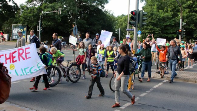 Demo für längere Grünphasen an der Stauffenbergallee.