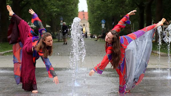 Wasser-Pirouetten, Wellen-Moves und Schwimm-Simulationen gibt es bei den Brunnen-Tänzen zum Schaubudensommer.