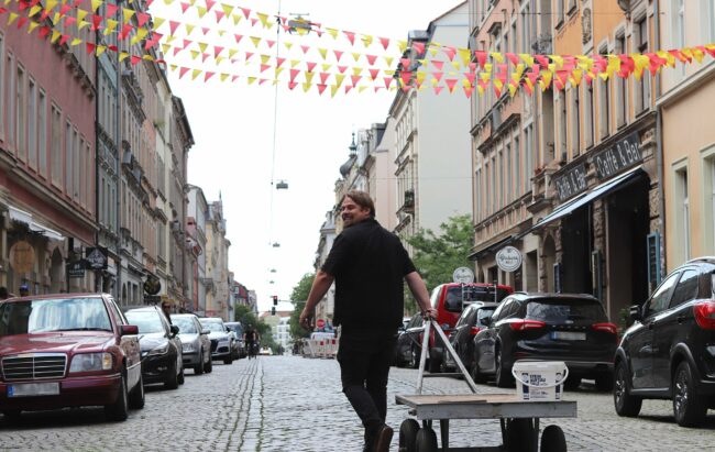 Straßenfest ist Handarbeit. Die Verkehrsschilder hat er selbst aufgestellt.