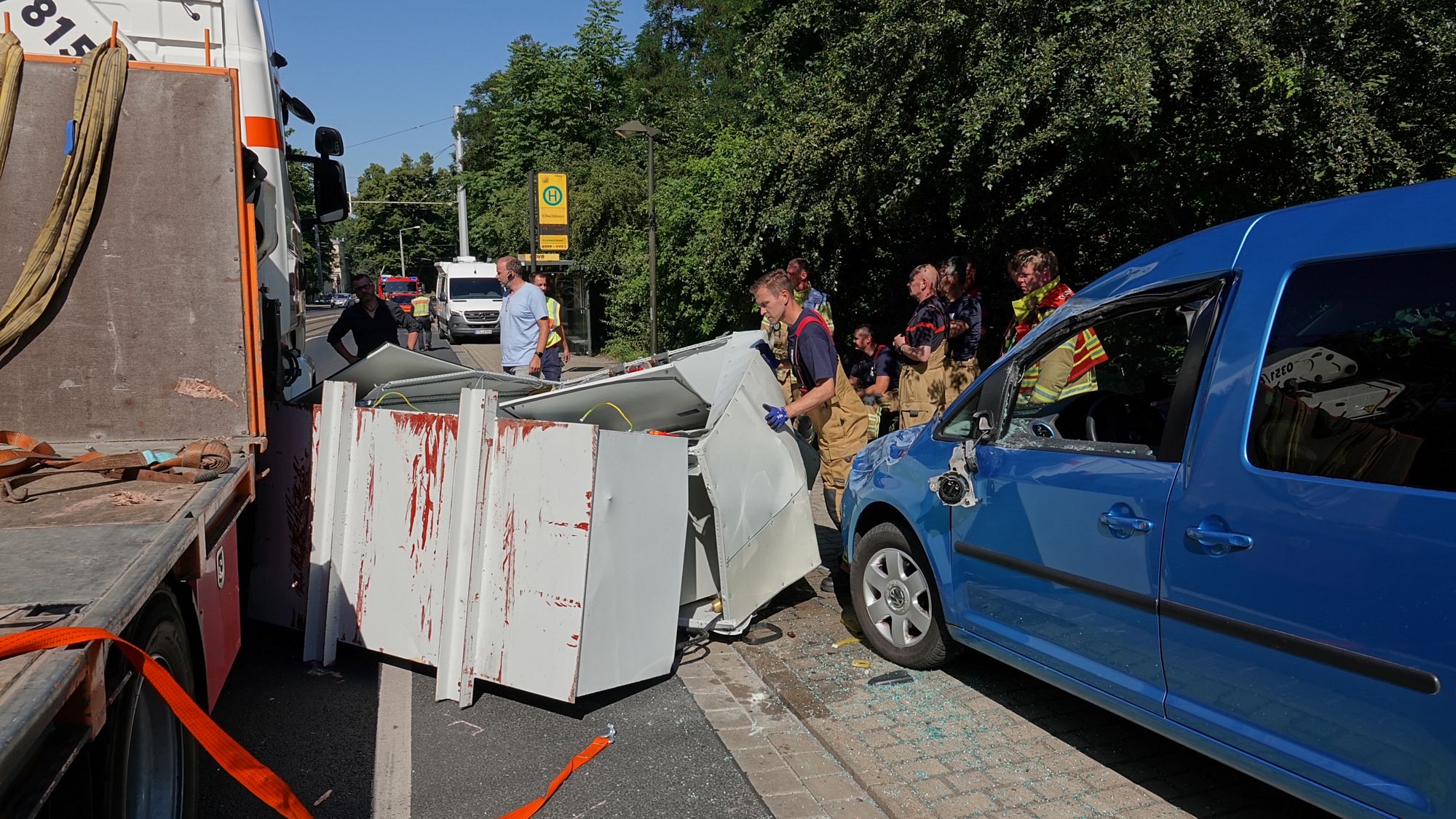 Der VW Caddy wurde beschädigt. Der Fahrer hatte Glück, dass er in dem Moment nicht im Wagen saß. Foto: Roland Halkasch