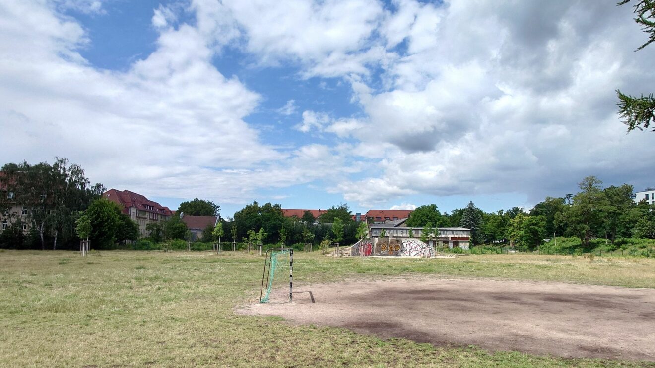 Sachsen möchte hier eine Lückenbebauung vornehmen. Ein mehrstöckiger Block mit Verwaltungsgebäude ist geplant.