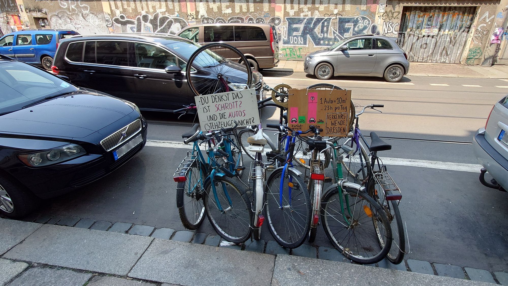 Kein Schrott, kein Fahrradbügel - eine Installation der Initiative Verkehrswende Dresden