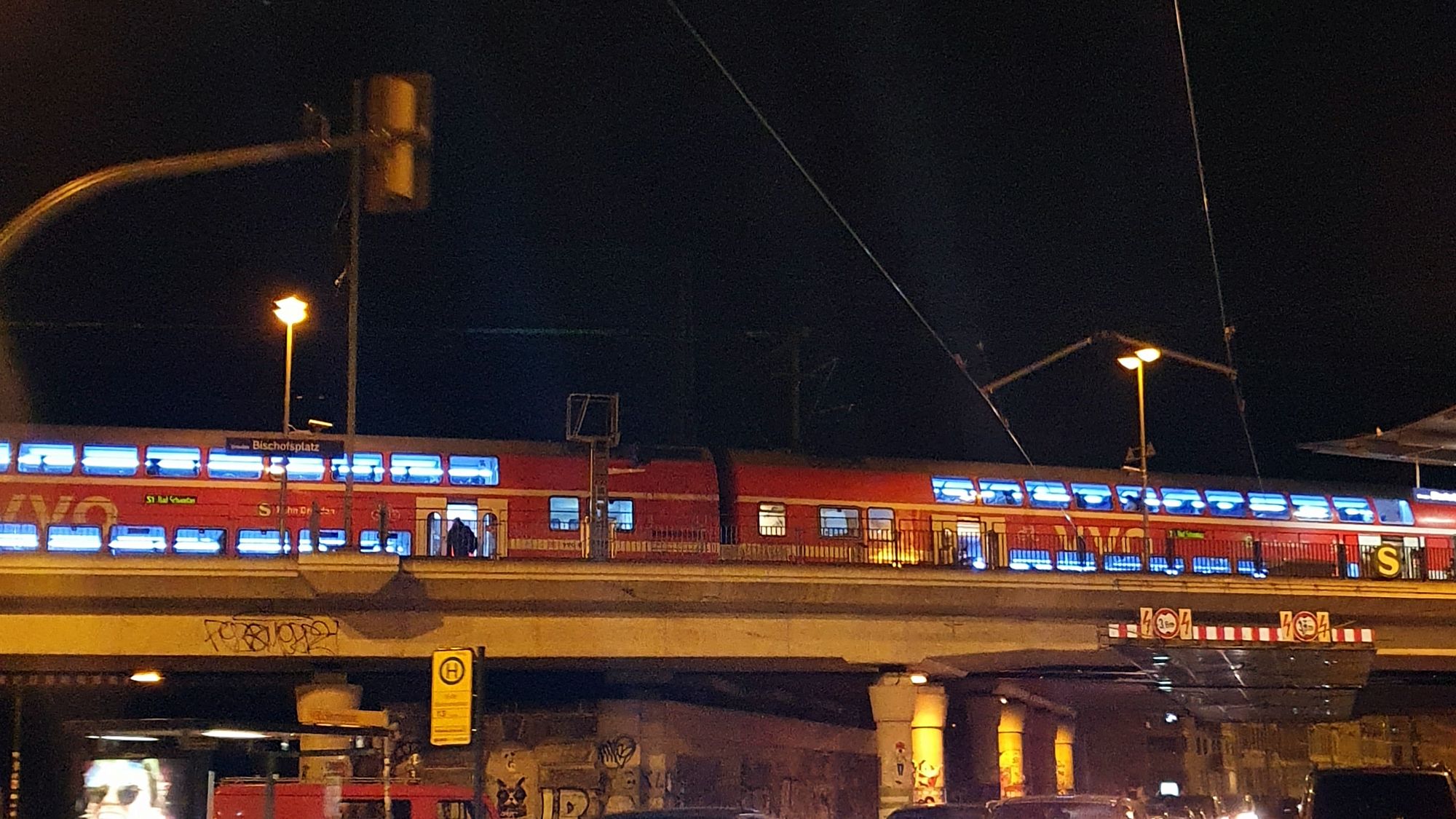 S-Bahn am nächtlichen Bischofsplatz - Foto: Archiv/Anton Launer