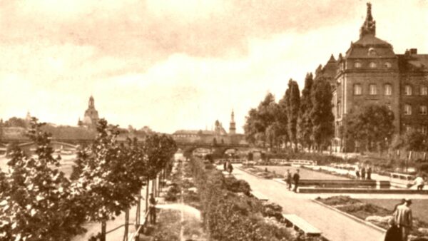 Königsufer - Postkarte aus den 30er Jahren - rechts vor der Staatskanzlei wäre der Platz für das Hygienemuseum gewesen.