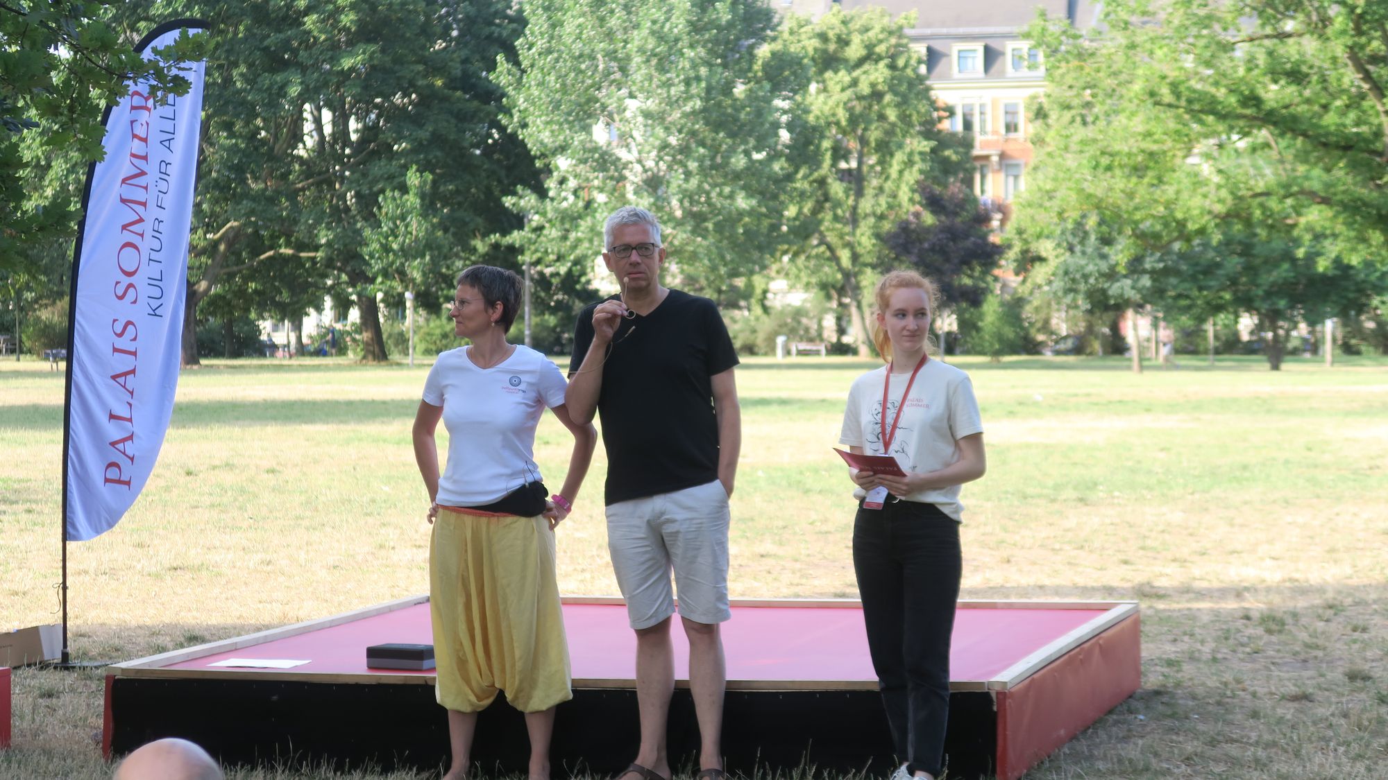 Eröffnung Yoga im Alaunaprk- Jörg Polenz (Mitte)-- Bild: Julius Bachmann