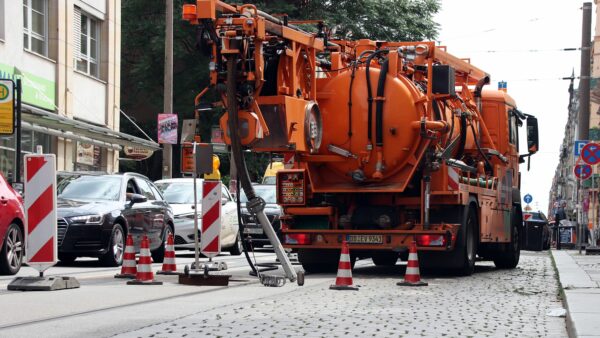 Mit einer Kanalinspektion untersucht die Stadtentwässerung, warum es zu der Absenkung gekommen ist.