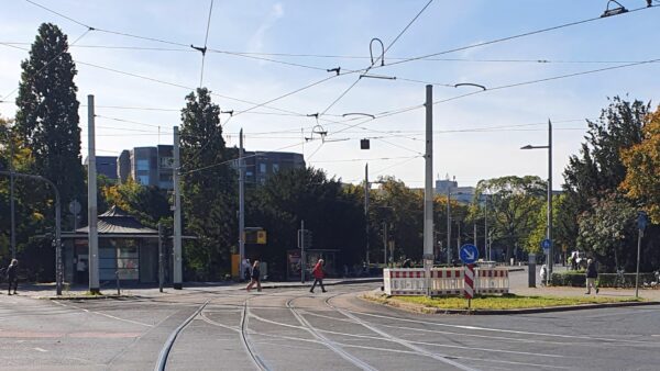 Das ehemalige Fahrkartenhäuschen am Albertplatz ist jetzt der Karrierepunkt. Hier starten am 26. August die Fahrten.