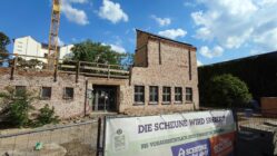 Scheune: Operation am offenen Herzen Viel steht nicht mehr von der ehrwürdigen Scheune, der angeblich ein gewisser Spitzbart seinen Namen nicht geben wollte.